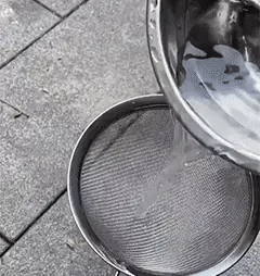 Toepassing van EasyStick transparante deklaag op een houten terras voor langdurige weerbestendige bescherming.