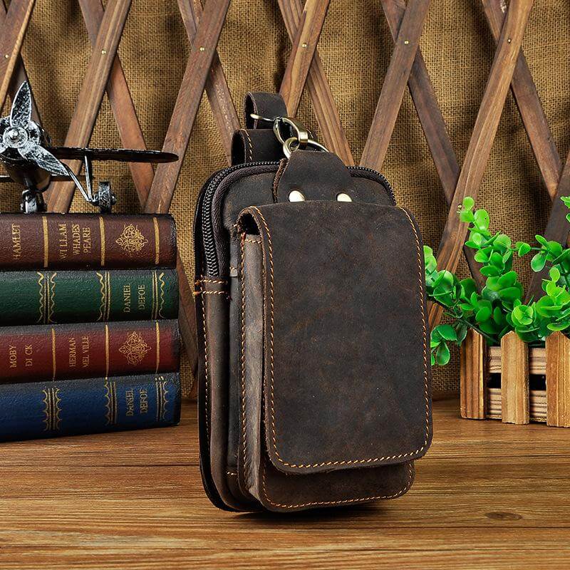 Duurzame leren riemtas heren, perfect als telefoontasje en reisaccessoire voor onderweg.