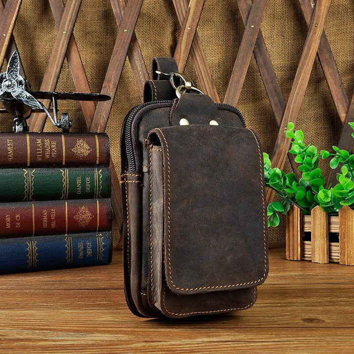 Duurzame leren riemtas heren, perfect als telefoontasje en reisaccessoire voor onderweg.
