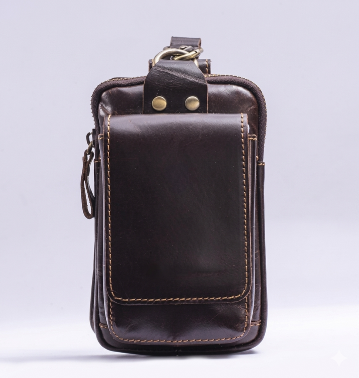Man draagt vintage leren heuptas, stijlvol en praktisch accessoire voor onderweg.