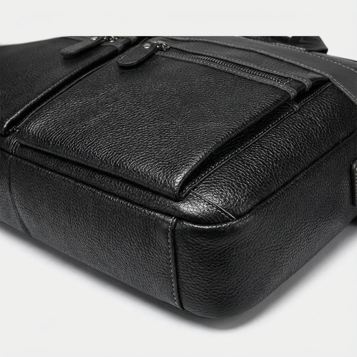 Uniseks UrbanSling laptoptas als stijlvolle schoudertas gedragen. Duurzame werktas voor onderweg.
