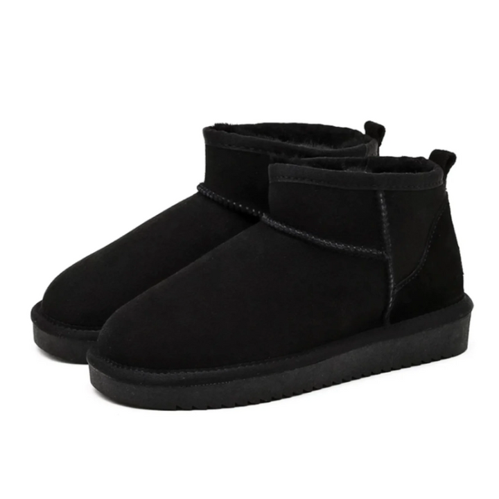 Stijlvolle zwarte dames mini winterlaarzen. Fashion snowboots voor een warme en trendy winterlook.