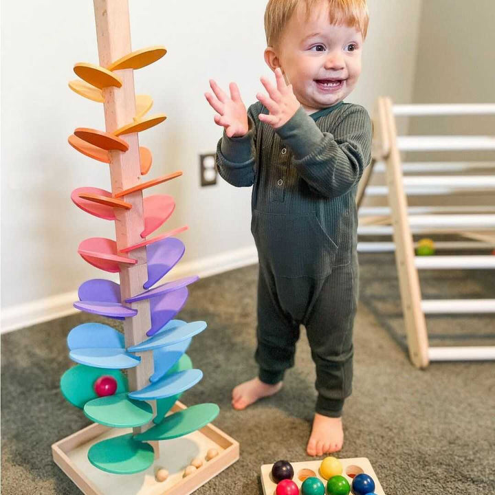 Educatieve regenboog knikkerbaan van hout, stimuleert zintuiglijke ontwikkeling bij peuters.