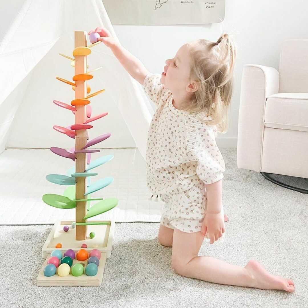 Houten regenboog muziekboom knikkerbaan, ideaal voor kinderspeelgoed en ontwikkeling van zintuigen.