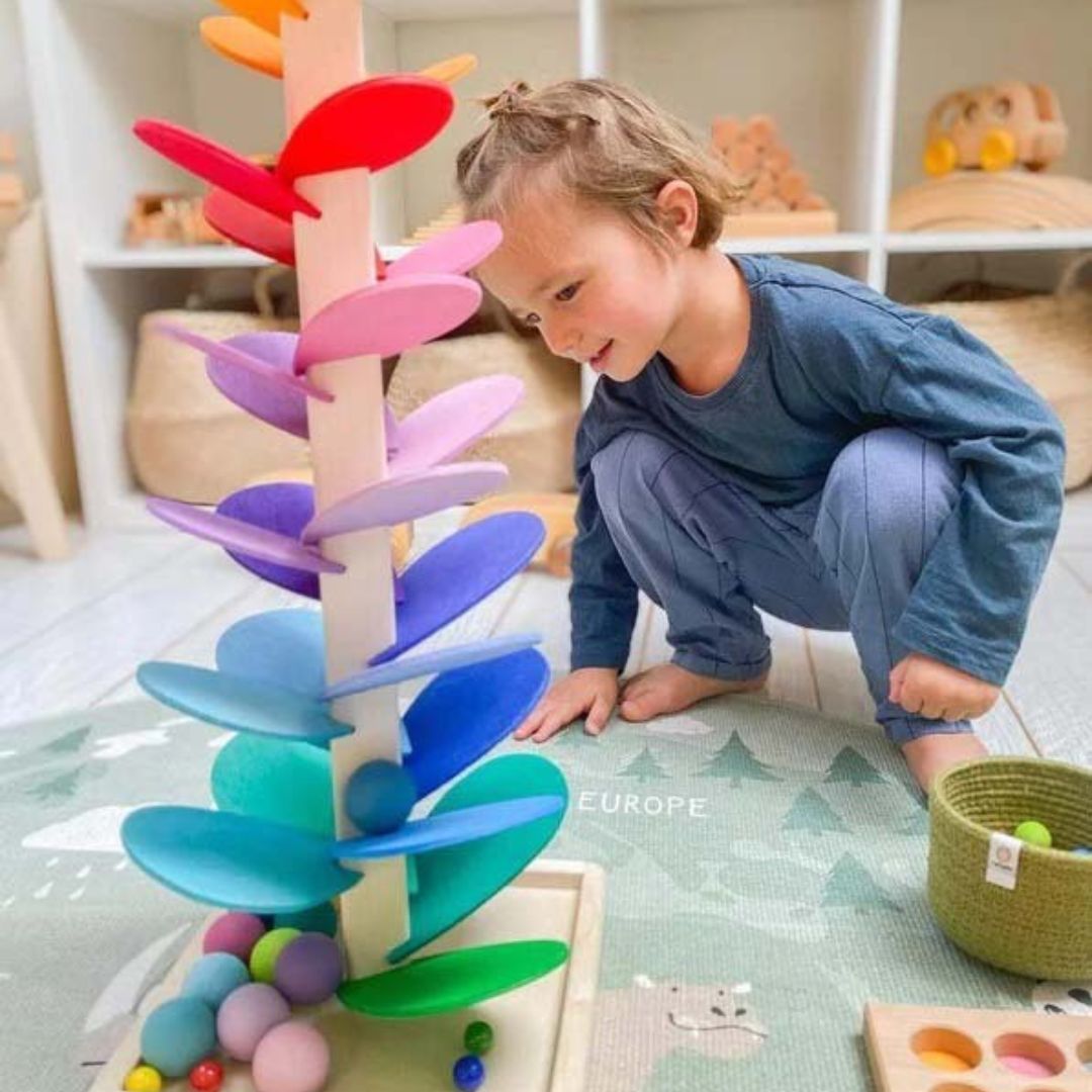 Kleurrijke houten regenboog knikkerbaan, verrijkt zintuiglijke ontwikkeling en speelplezier.