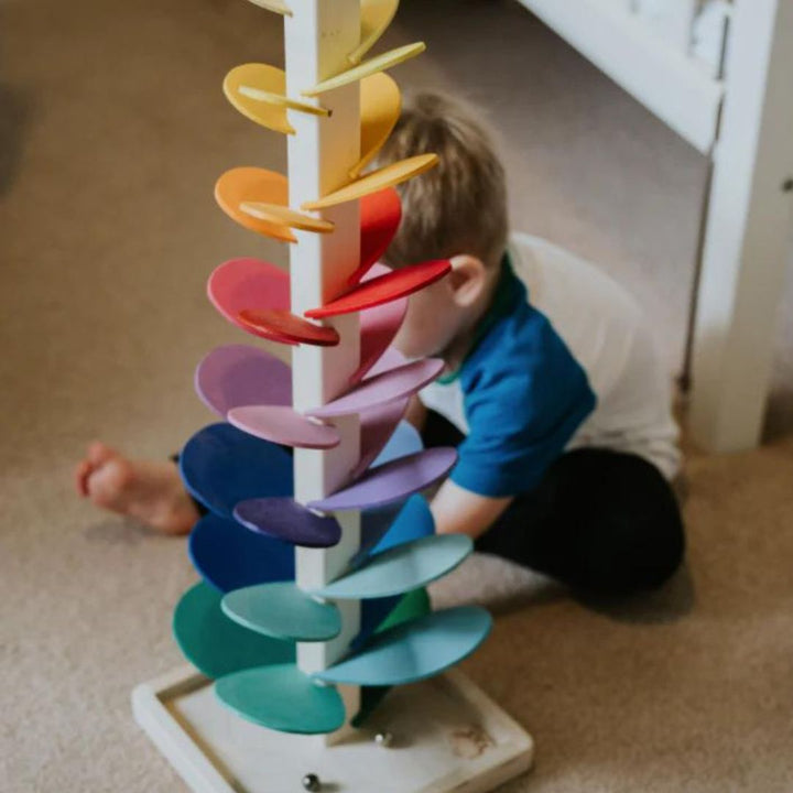 Regenboog-marmergeluidboom stimuleert peuters met educatief houten speelgoed en muzikale klanken.