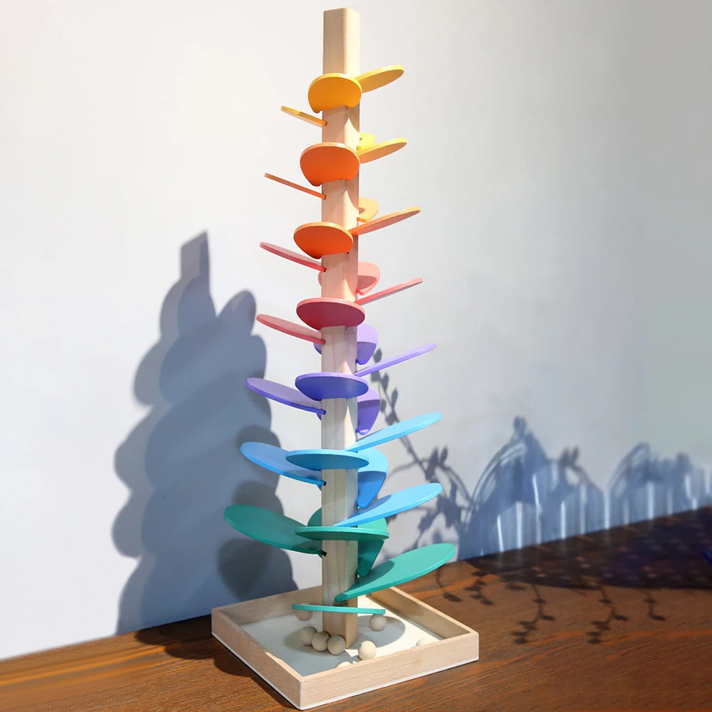 Levendige houten regenboog knikkerbaan, perfect voor zintuiglijke ontwikkeling en urenlang speelplezier.