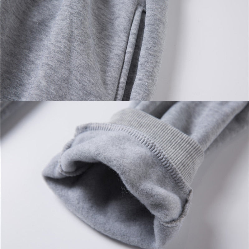 Detail van een comfortabele herenhoodie: zachte stof, capuchonkoord en ruime buidelzak. Perfecte casual trui.
