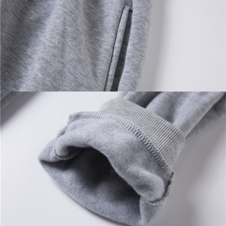 Detail van een comfortabele herenhoodie: zachte stof, capuchonkoord en ruime buidelzak. Perfecte casual trui.