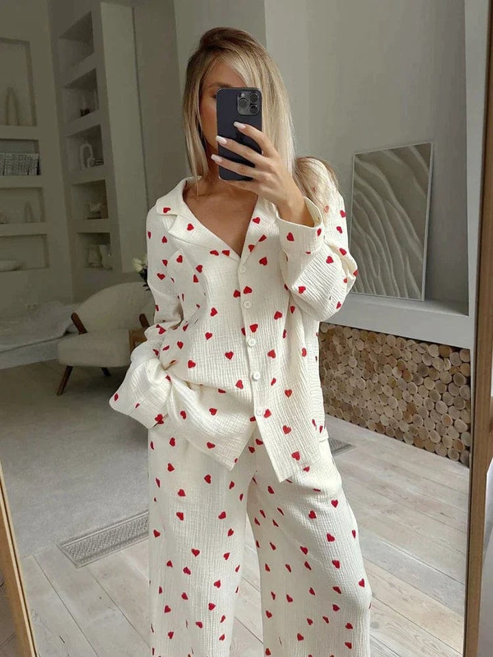 "Elara pyjamaset met hartjesontwerp, dames pyjama, comfortabel en trendy, zachte stof, geschikt voor loungen en slapen"