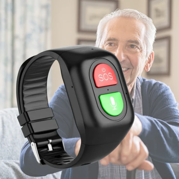 Oudere man die glimlacht met de gps smartwatch om