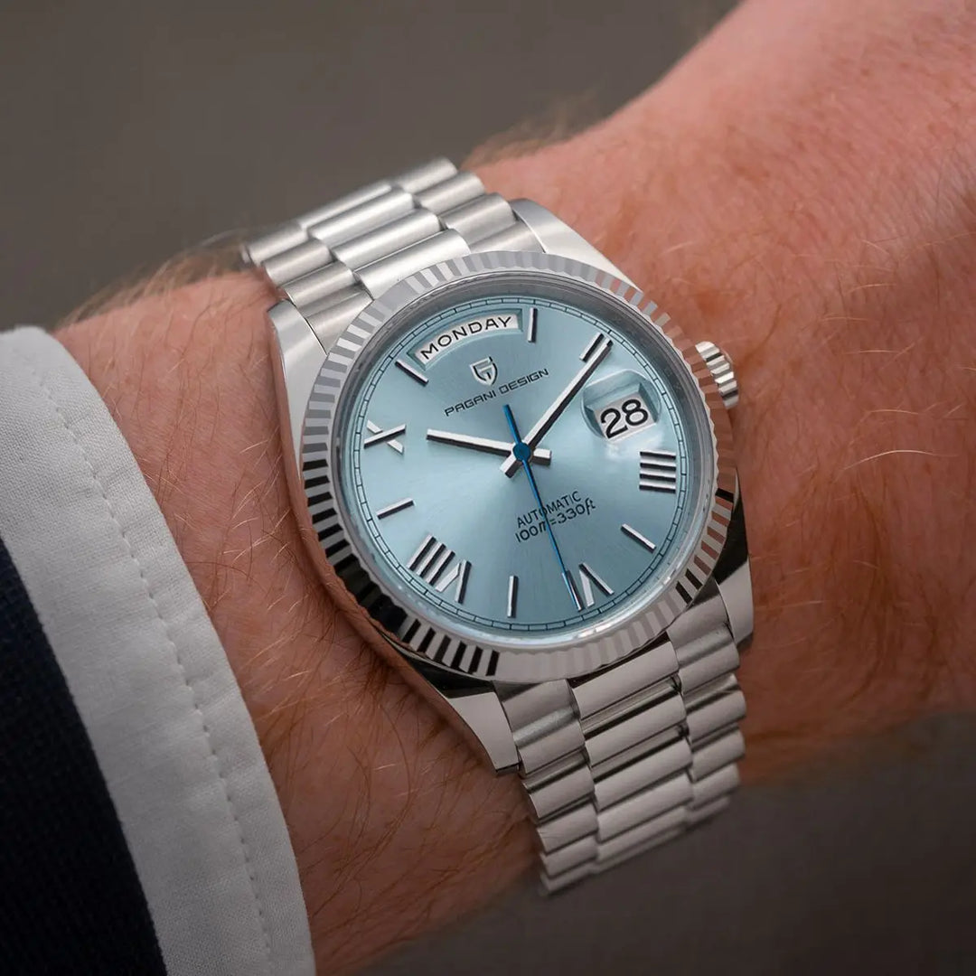 Dominus Automatisch Herenhorloge in zakelijke setting: Verfijnd polshorloge voegt luxe toe aan elke outfit.