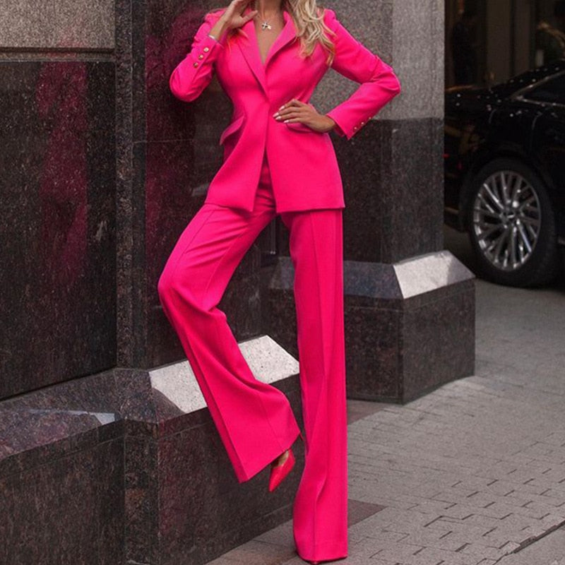 Dames blazer set voor een professionele kantooroutfit. Dit tweedelig pak is perfect voor zakelijke mode.