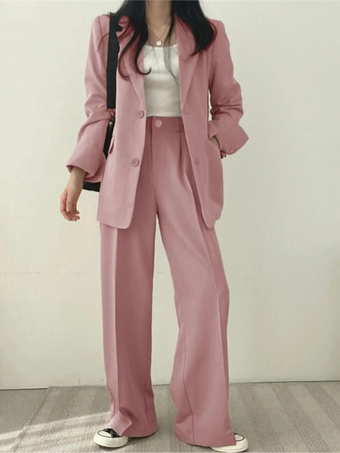 Elegant dames tweedelig pak met blazer en pantalon. Stijlvolle set voor zakelijke afspraken of feestelijke evenementen.
