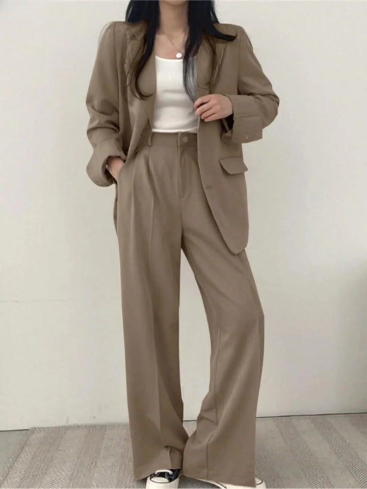 Klassiek dames tweedelig pak voor een chique uitstraling. Omvat een comfortabele blazer en een stijlvolle pantalon.