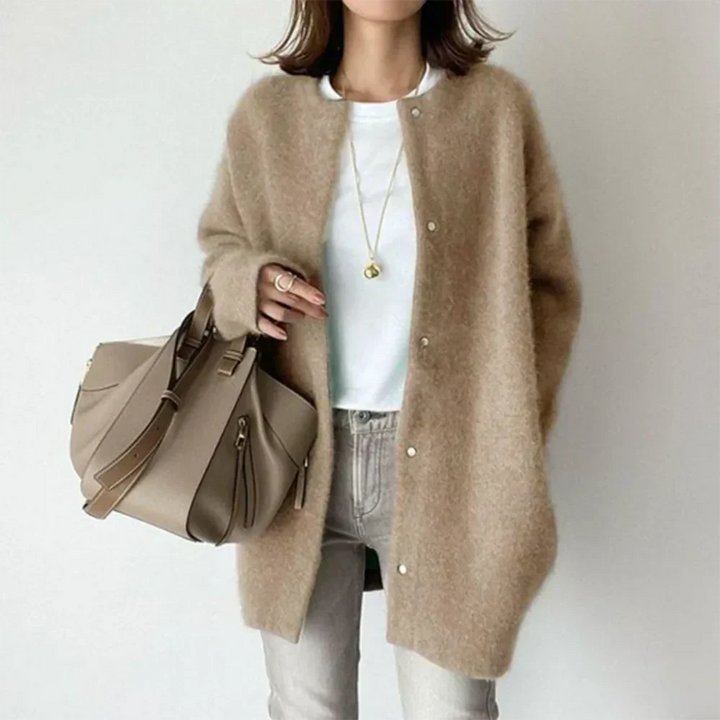 "Elegant damesvest, fijn gebreid in beige voor stijlvolle en comfortabele looks, ideaal voor elk seizoen."