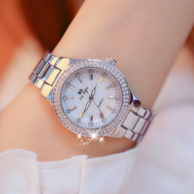 Waterbestendig Esmée dames quartz horloge, elegant goudkleurig roestvrij staal met glanzende band.