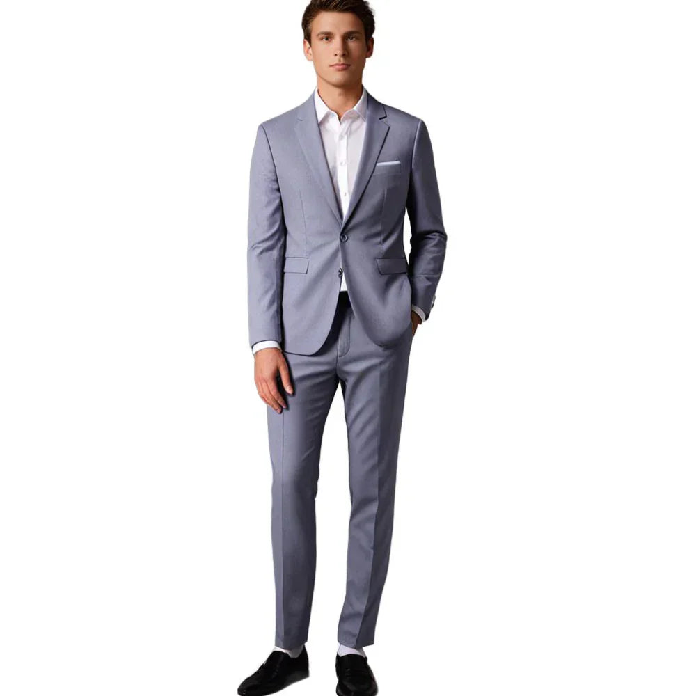 Man draagt een stijlvol Hoymans slimfit herenpak met colbert en broek, ideaal voor bruiloften en formele bijeenkomsten.