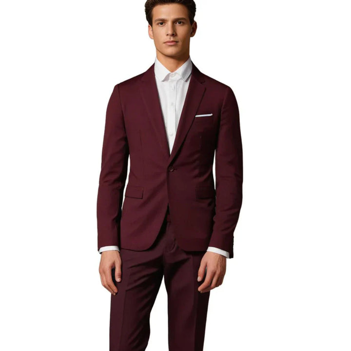 Man in een elegant Hoymans herenpak, ideaal voor een bruiloft of speciale gelegenheid, straalt klasse uit.