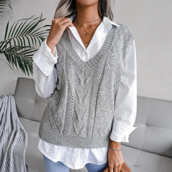 "Elegant kabelgebreid V-hals vest zonder mouwen voor vrouwen, verkrijgbaar in abrikoos, blauw en grijs."