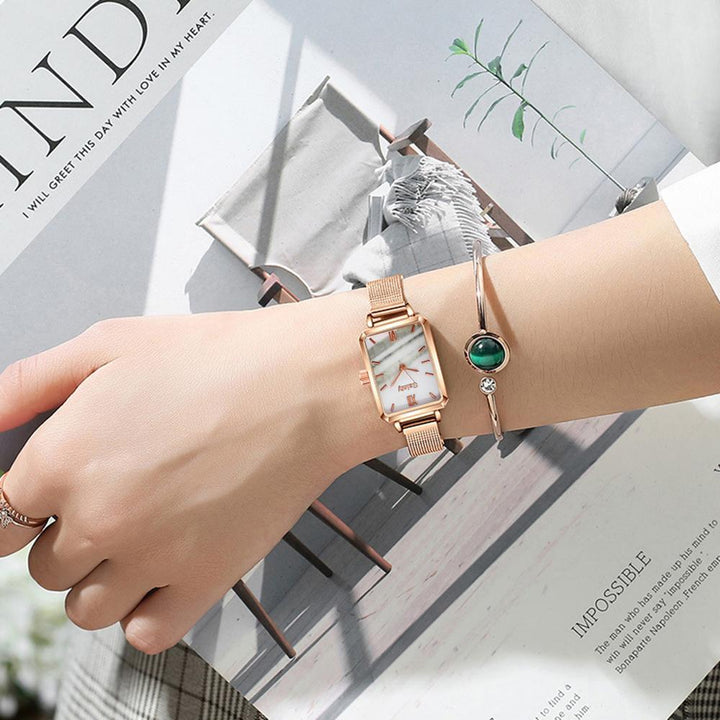Stijlvol goud rechthoekig horloge, perfect als trendy mode-accessoire.