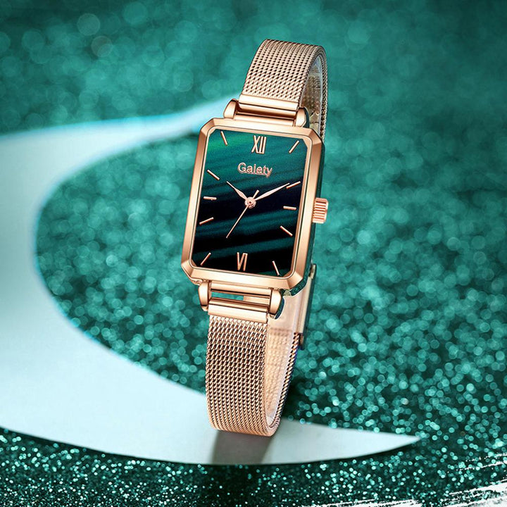 Luxe rechthoekig dameshorloge, goudkleurige armband, trendy sieraad.