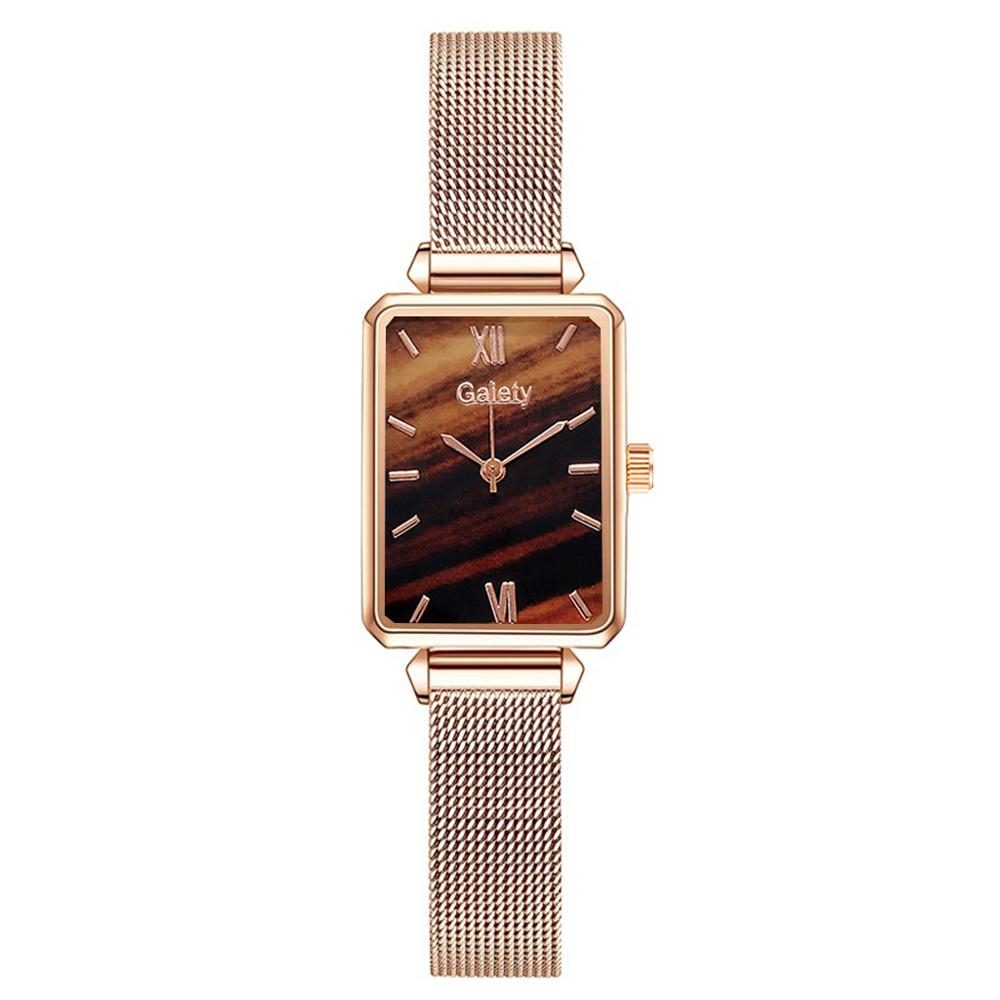 Gouden rechthoekig dameshorloge met elegante armband, perfecte mode-accessoire.