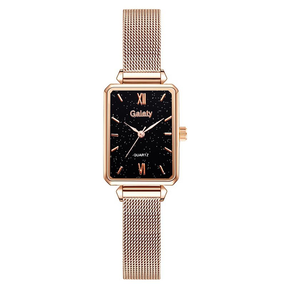 Goudkleurig rechthoekig horloge voor dames, straalt luxe en stijl uit.