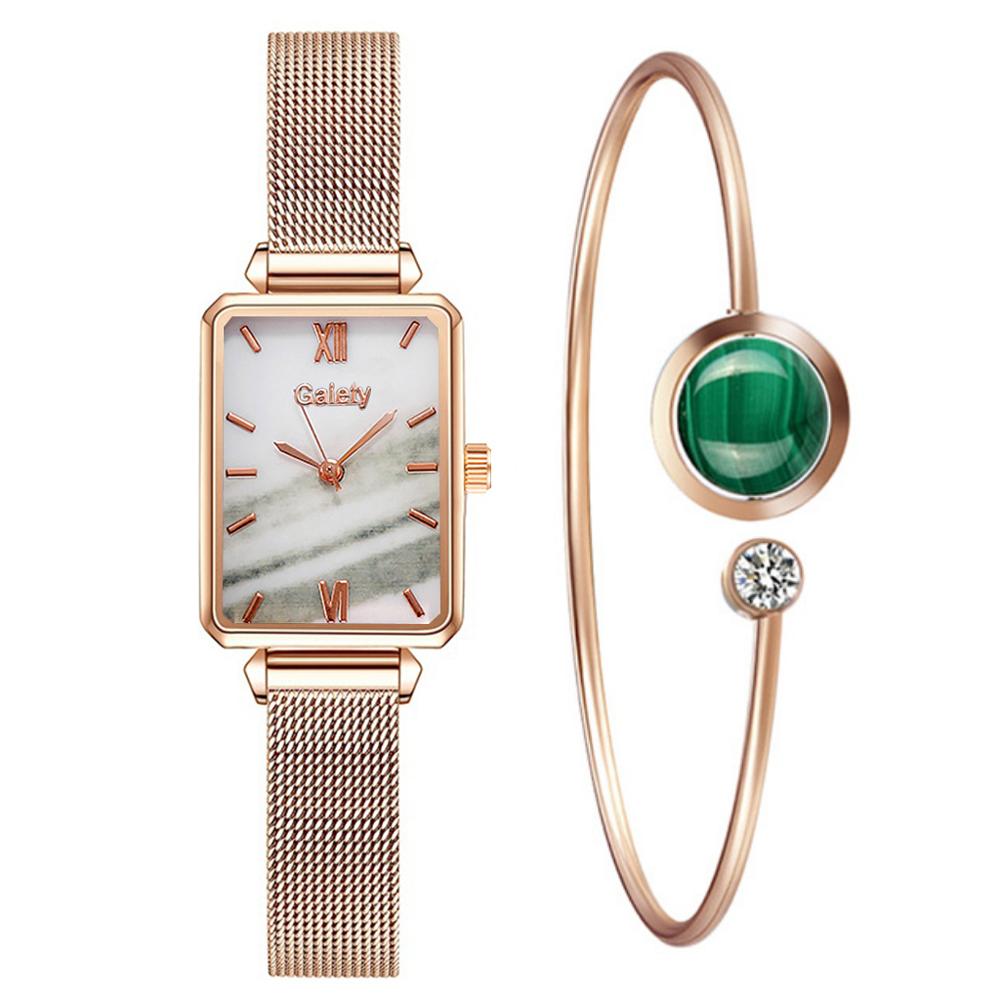 Elegant goud rechthoekig horloge voor dames, een tijdloze accessoire.
