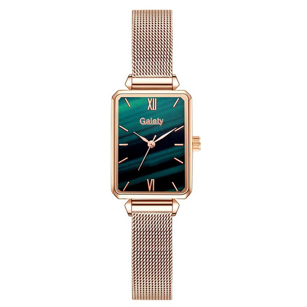 Luxe gouden rechthoekig horloge, essentieel sieraad en accessoire voor vrouwen.