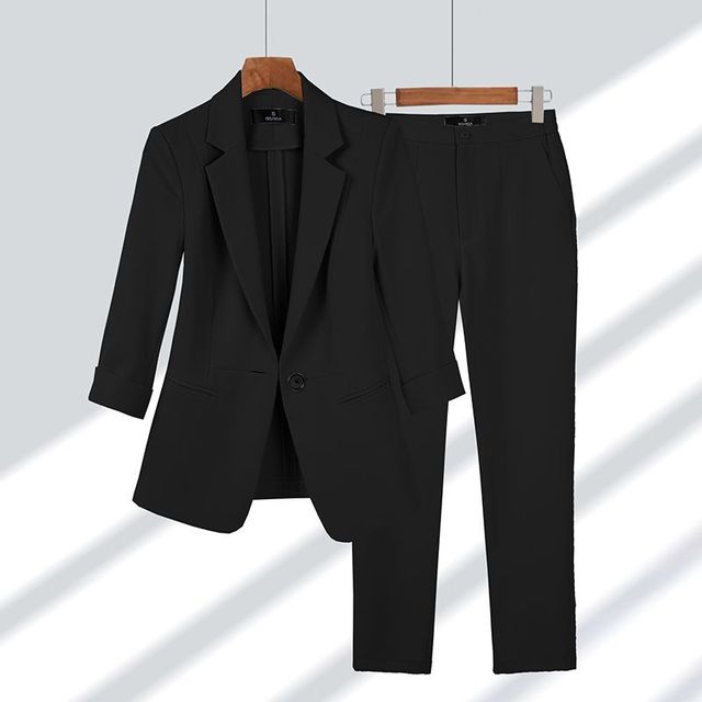 Elegant Sophia tweedelig damespak; comfortabele blazer en broek voor zakelijke of casual damesmode. Veelzijdig en stijlvol.