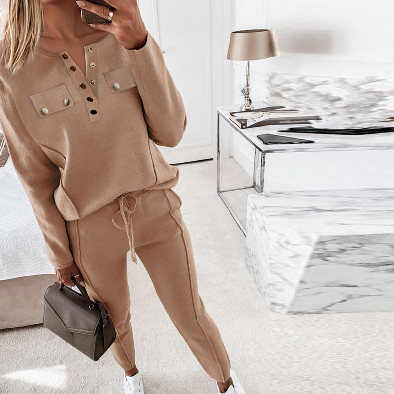 Stijlvol roze tweedelig damespak, comfortabel en elegant. Ideaal als complete mode-outfit voor vrouwen.
