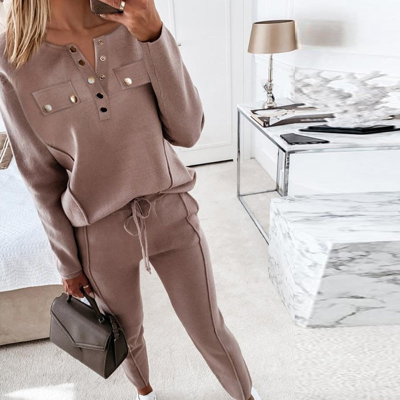 Comfortabel bruin tweedelig damespak, perfect voor elke gelegenheid. Een elegante set voor dameskleding.