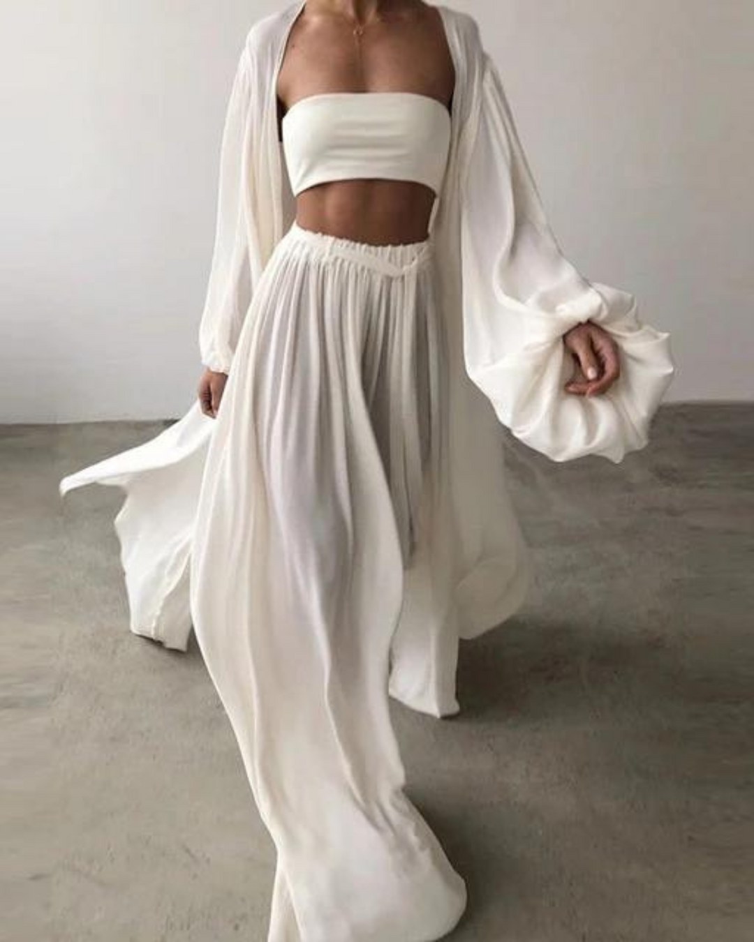 Elegante 3-delige katoenen dames zomer outfit set. Comfortabele loungewear met top, broek en jasje, ideaal voor zomercollectie.