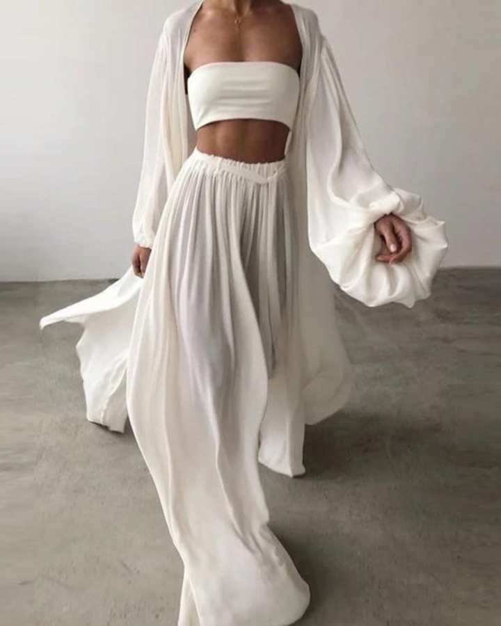 Elegante 3-delige katoenen dames zomer outfit set. Comfortabele loungewear met top, broek en jasje, ideaal voor zomercollectie.