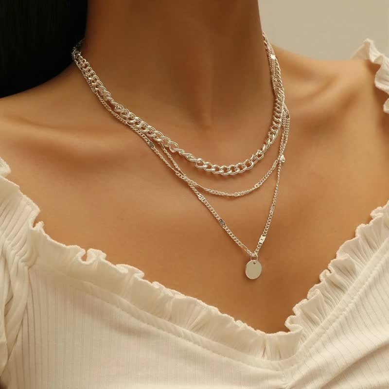 Zilveren elegante halsketting voor dames, glanzend en veelzijdig. Chique sieraad, past bij elke stijl.