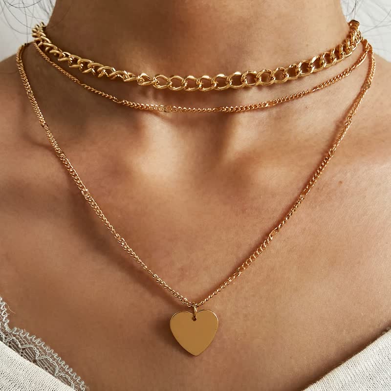 Gedetailleerde elegante halsketting voor dames, verfijnd sieraad. Perfect voor een stijlvolle outfit.