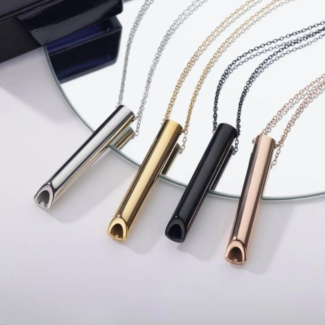 Persoon gebruikt ademketting voor stressvermindering en focus op een rookvrij, nicotinevrij leven.