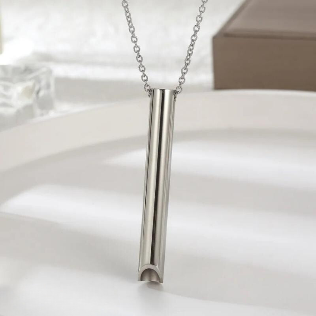 Minimalistische ademketting voor diepe ademhaling en ontspanning, ondersteunt gezond leven bij rookstop.