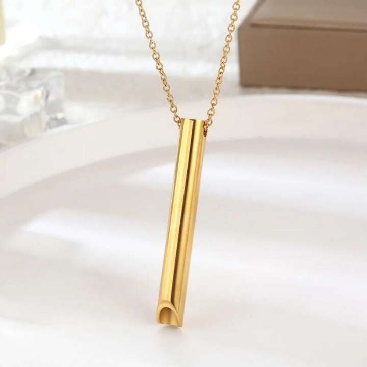 Zilverkleurige ademketting, een welzijn hulpmiddel voor bewuste ademhaling en stressvermindering bij rookstop.