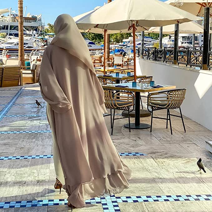 Zwarte Amina abaya met hijab. Elegante bescheiden dameskleding, perfect voor elke gelegenheid.
