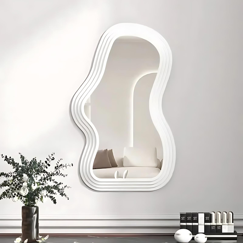Elegante asymmetrische wandspiegel met golvend ontwerp, wolkeninspiratie, veelzijdig, 40x26 cm, stijlvol accent in huis.