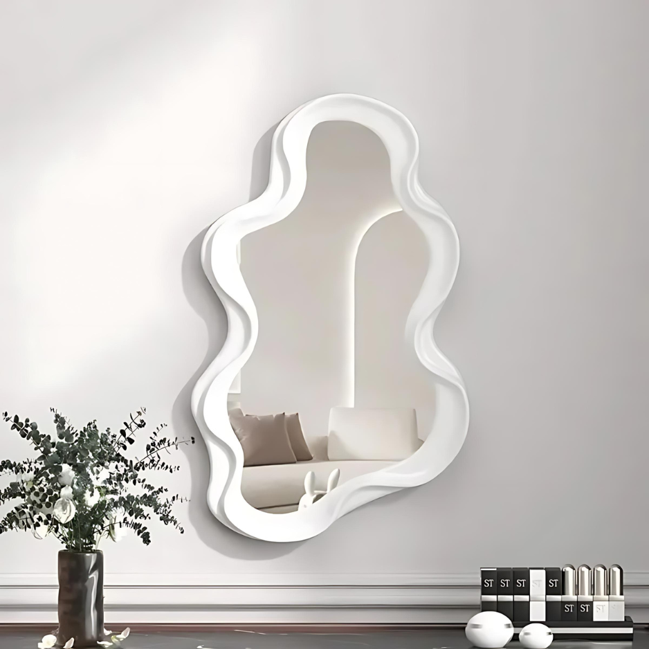 Elegante asymmetrische wandspiegel met golvend ontwerp, wolkeninspiratie, veelzijdig, 40x26 cm, stijlvol accent in huis.