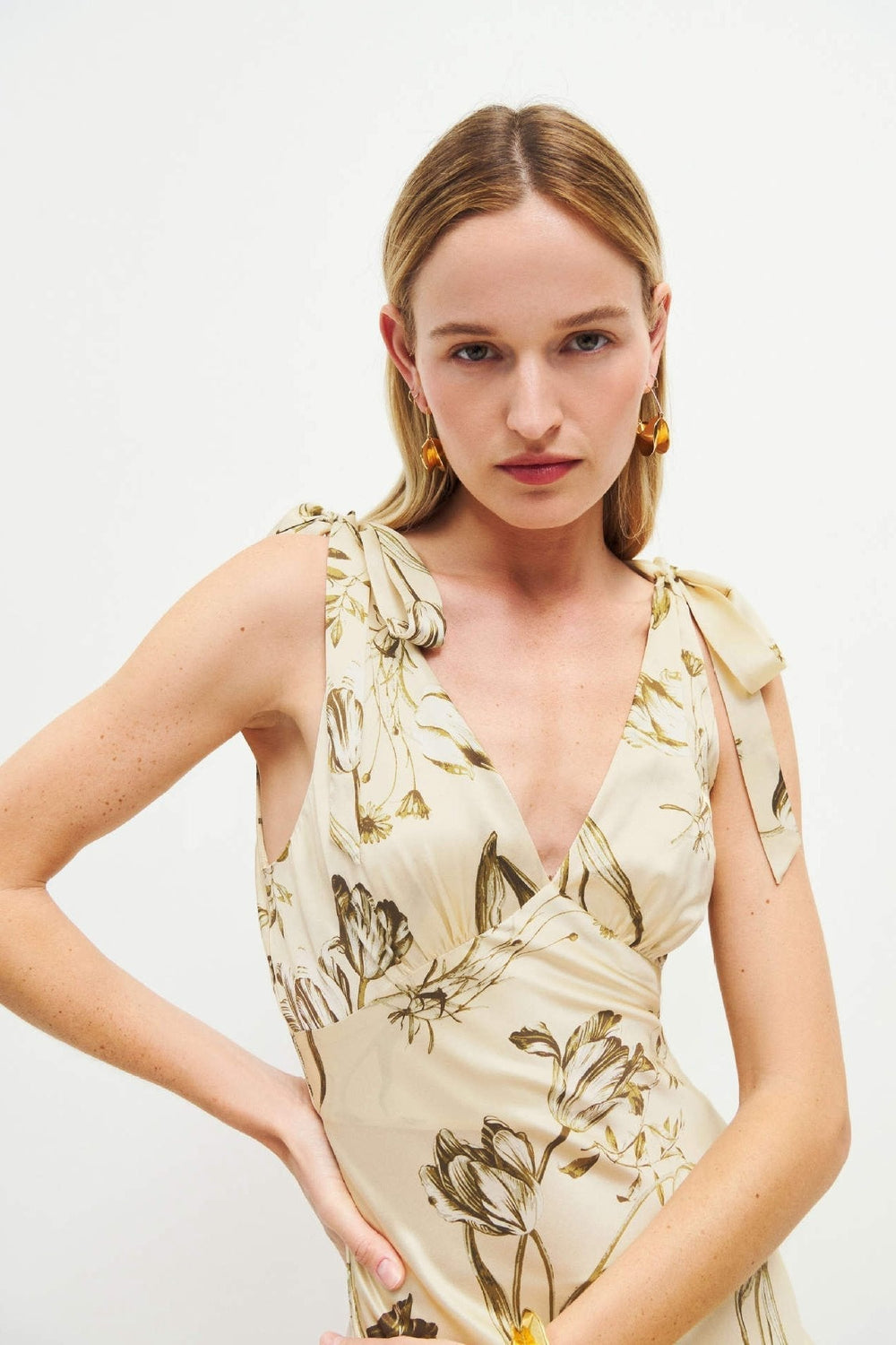 Casual-chique mouwloze beige maxi-jurk voor dames met uitlopend model en stijlvol knoopdetail, ideaal voor de zomer.