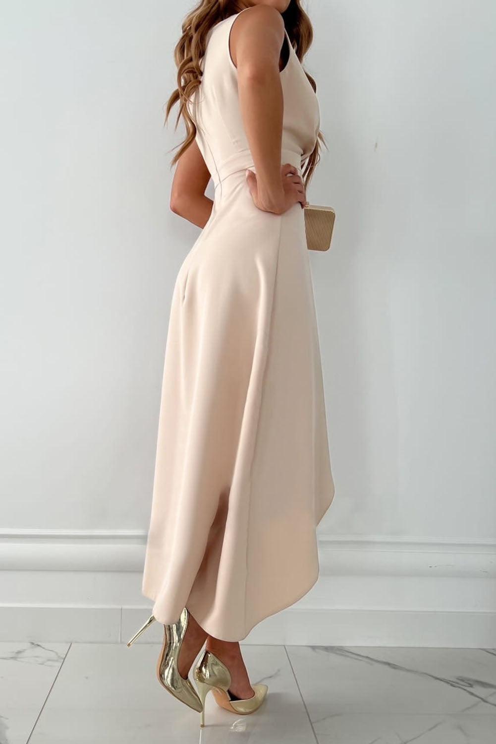 Elegante beige dames midi wikkeljurk met V-hals; perfect voor zomer, avond of feest. Flatterend model.