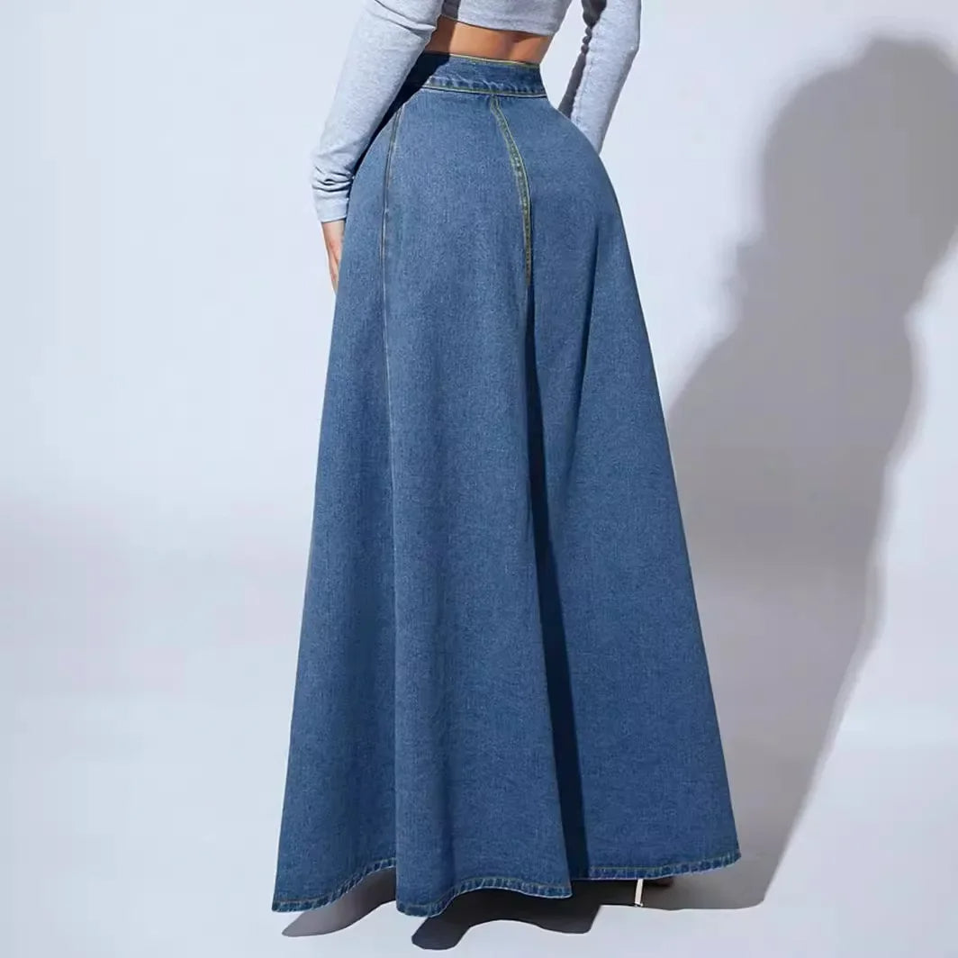 Blauwe denim rok met hoge taille en flatterende A-lijn pasvorm. Comfortabel en elegant voor vrouwen.