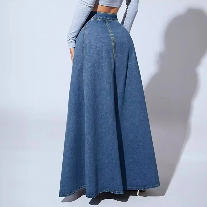 Blauwe denim rok met hoge taille en flatterende A-lijn pasvorm. Comfortabel en elegant voor vrouwen.