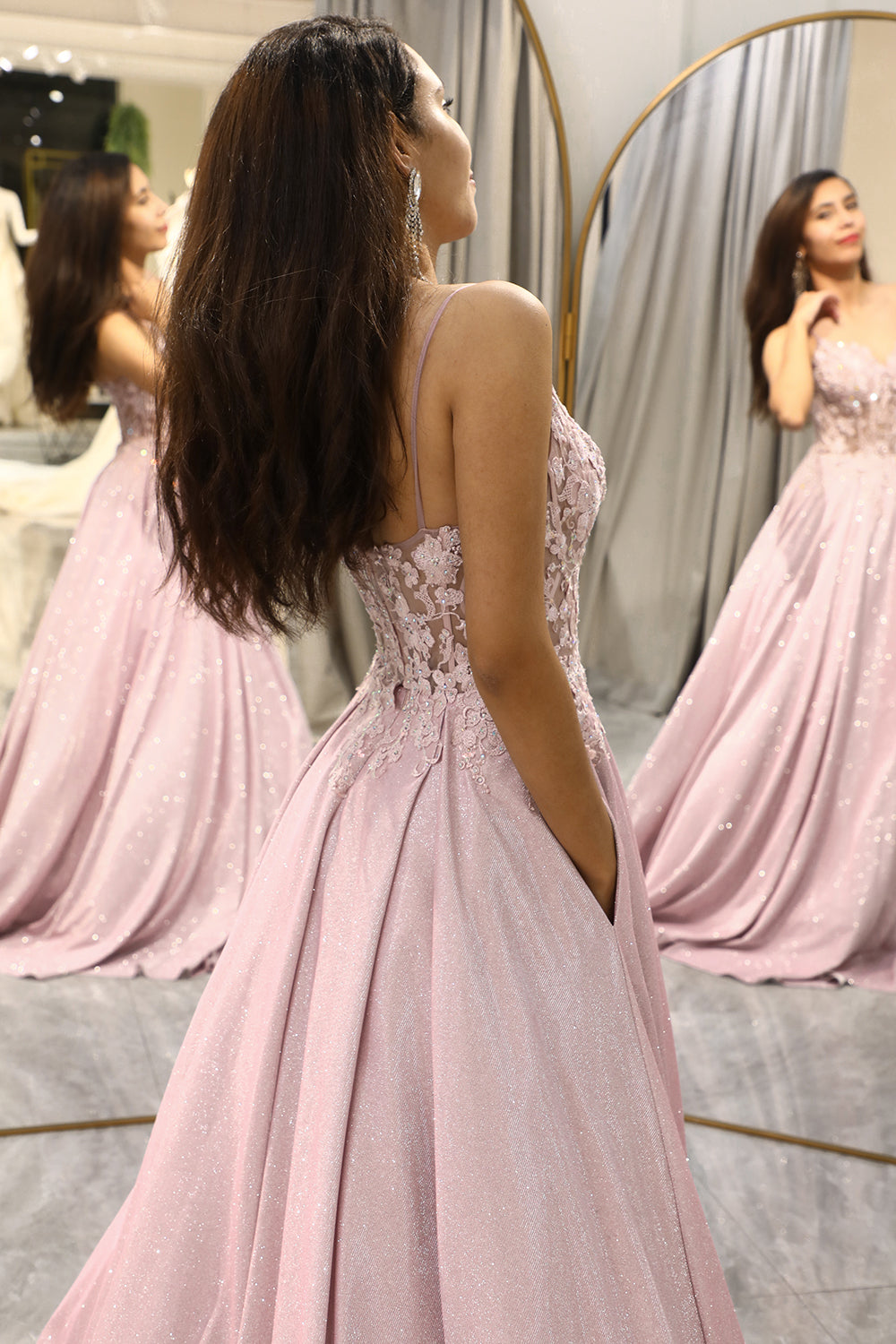 Glinsterende blush roze A-lijn baljurk Clara, ideaal voor een feest of gala. Luxe glitterjurk.