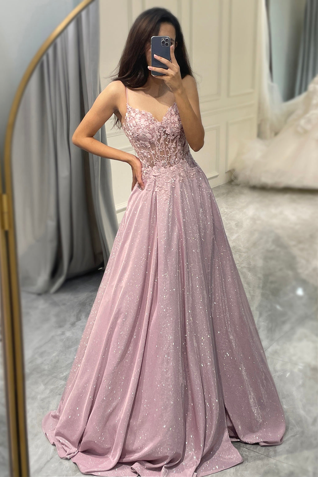 Prachtige elegante A-lijn baljurk in blush roze met subtiele glinsters. Ideaal als bruidsmeisjesjurk.