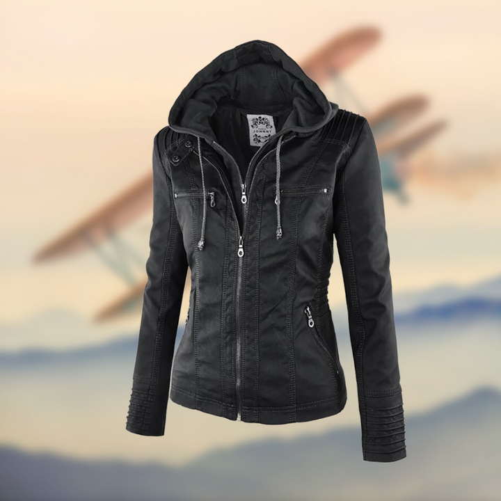 Zwarte damesjas met capuchon en flatterende pasvorm, ideaal voor een elegante casual look.